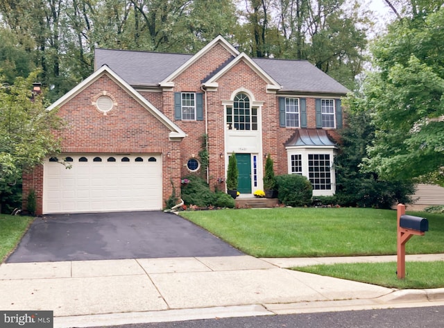 view of front of property featuring a front lawn