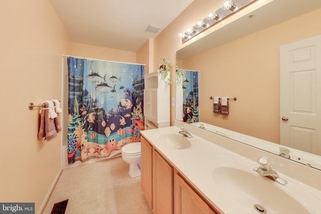 full bathroom featuring shower / bath combo with shower curtain, vanity, and toilet