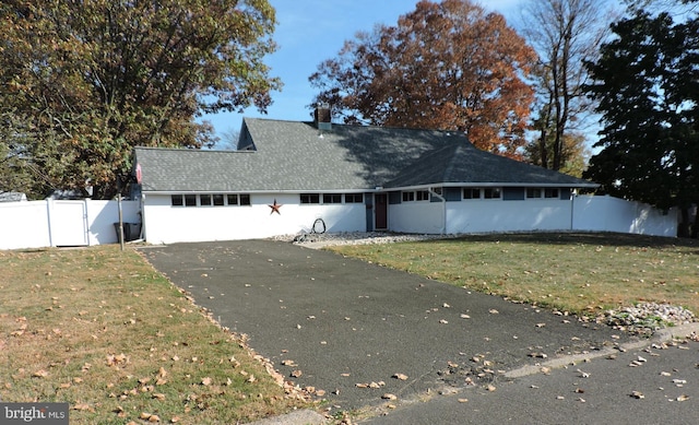 view of front of home with a front lawn