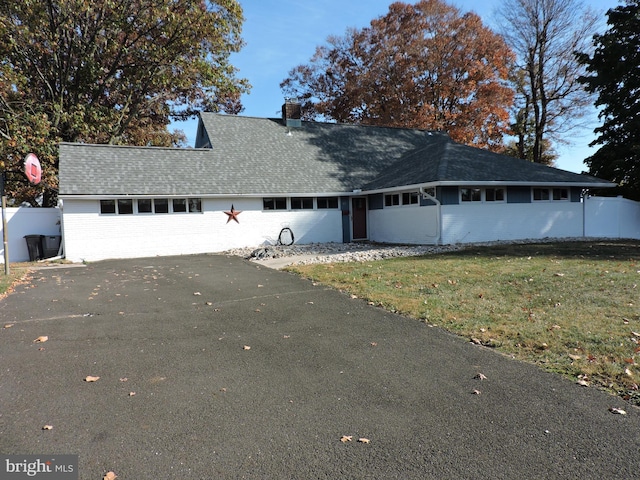 view of front of property with a front yard