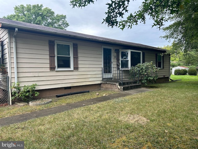 view of front of home featuring crawl space and a front yard