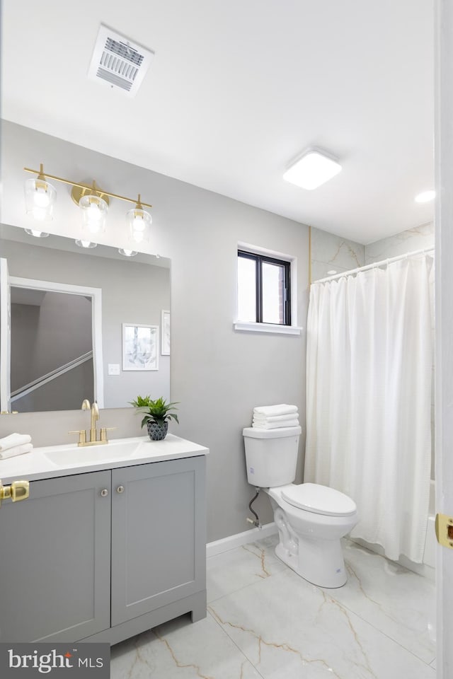 bathroom featuring a shower with curtain, vanity, and toilet