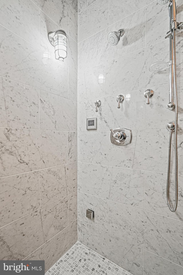 bathroom featuring tiled shower