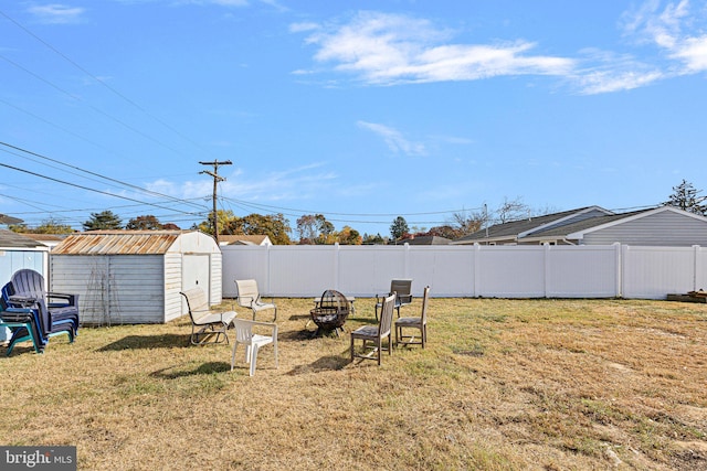 view of yard featuring a shed