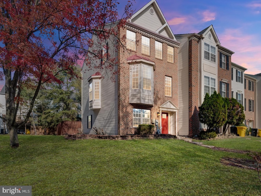 view of front of house featuring a yard