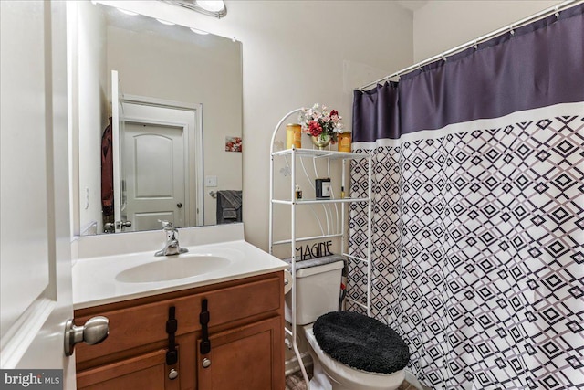 bathroom featuring a shower with shower curtain, vanity, and toilet