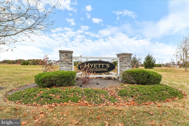 community / neighborhood sign featuring a lawn