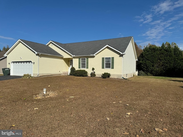 view of front of home featuring a front yard and a garage