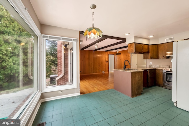 kitchen featuring electric stove, hanging light fixtures, sink, hardwood / wood-style flooring, and kitchen peninsula