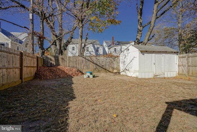 view of yard featuring a storage unit