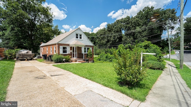 view of front of home featuring a front yard