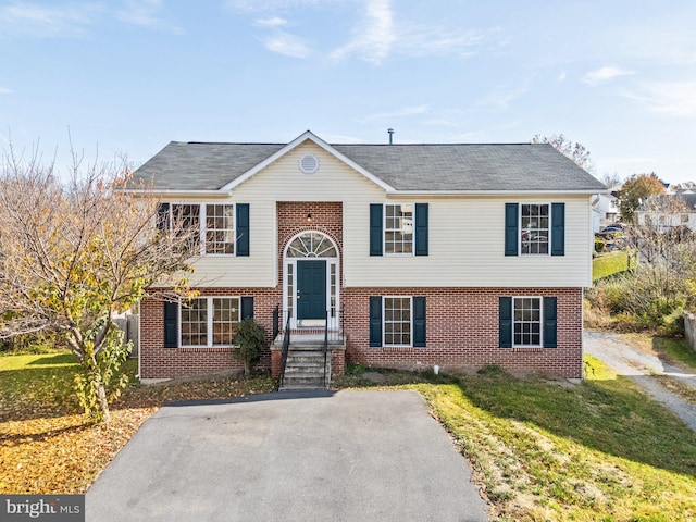 split foyer home featuring a front yard