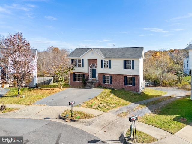 bi-level home featuring a front yard