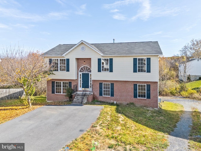 split foyer home featuring a front yard