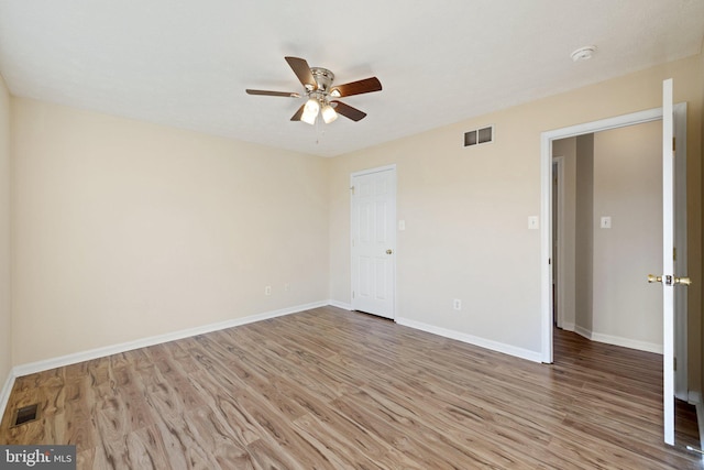 unfurnished room featuring light wood-type flooring and ceiling fan