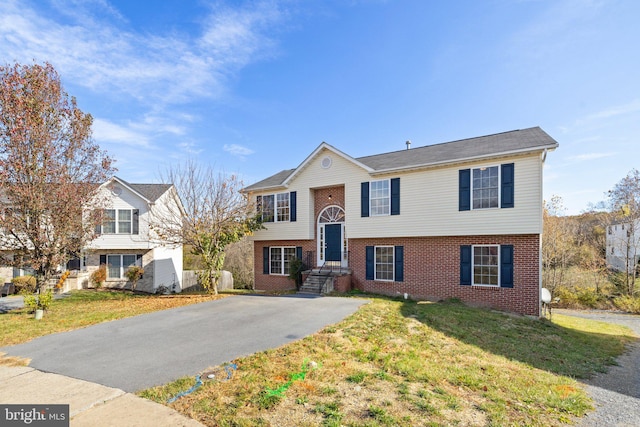 split foyer home featuring a front lawn