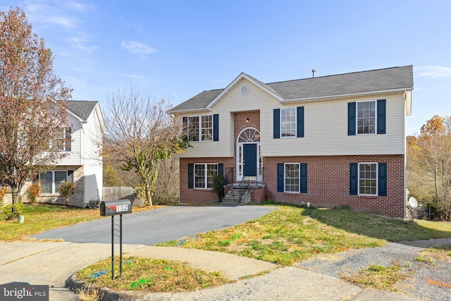 split foyer home with a front yard