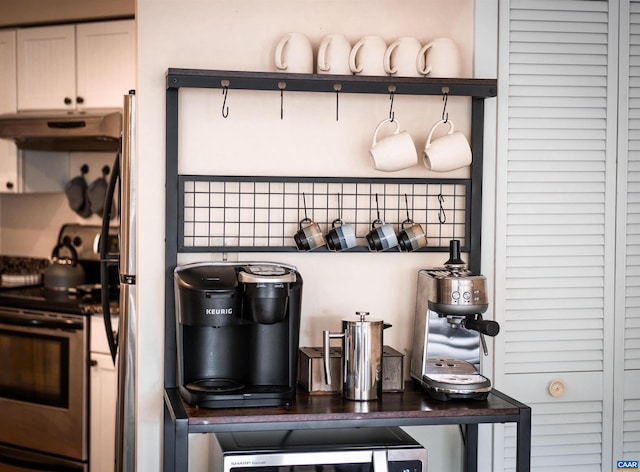 kitchen featuring white cabinetry, electric stove, and decorative backsplash