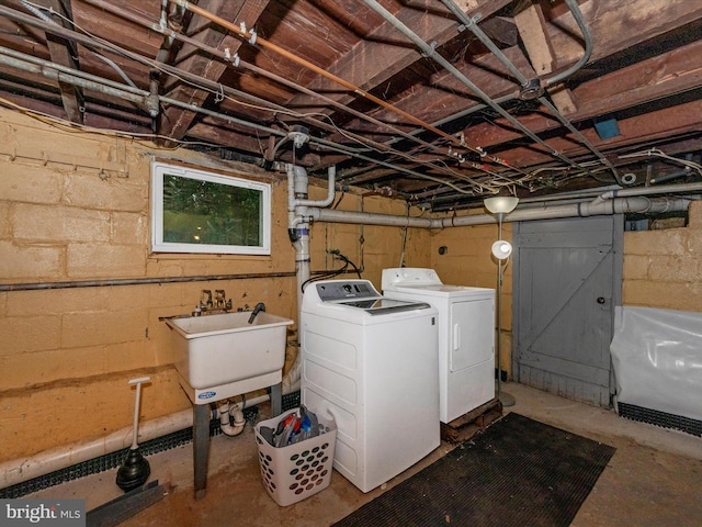 laundry room featuring sink and independent washer and dryer