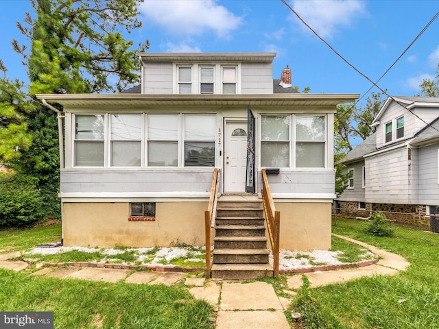 view of front of property featuring a front yard