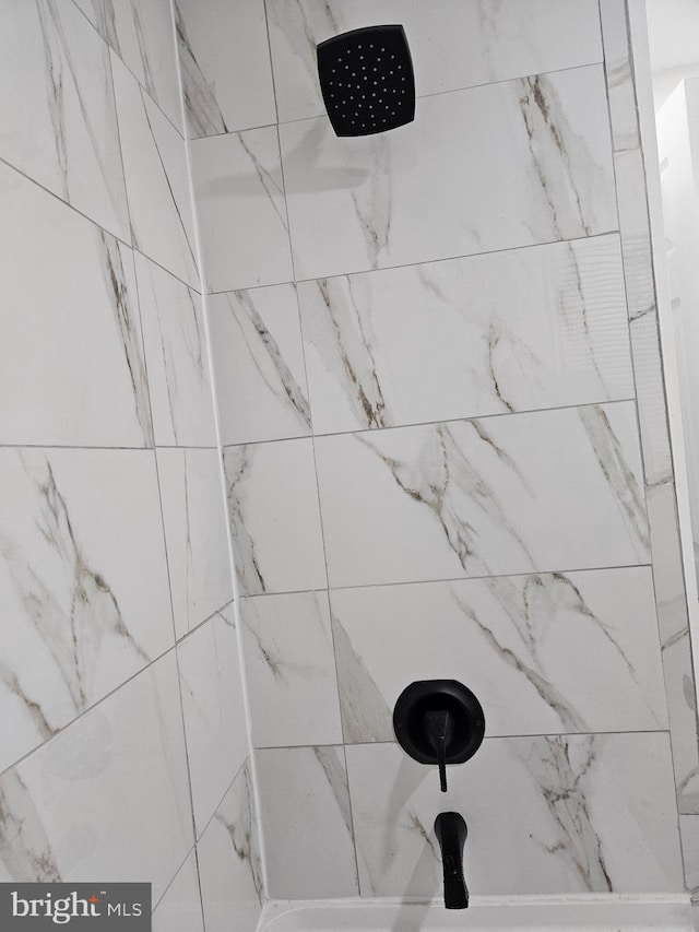 details featuring tiled shower