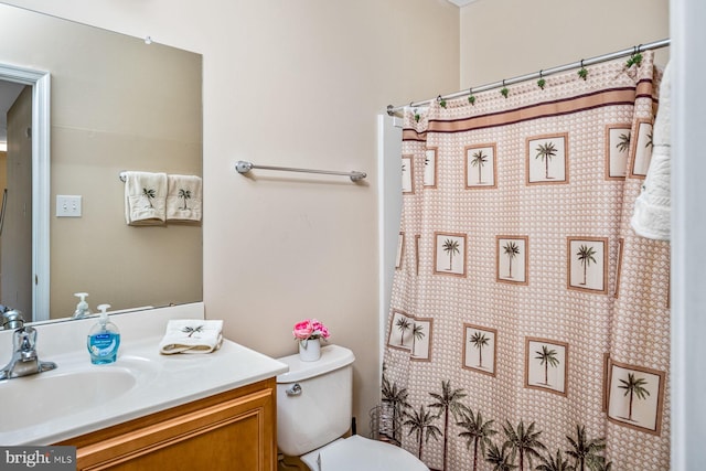 bathroom with a shower with shower curtain, vanity, and toilet