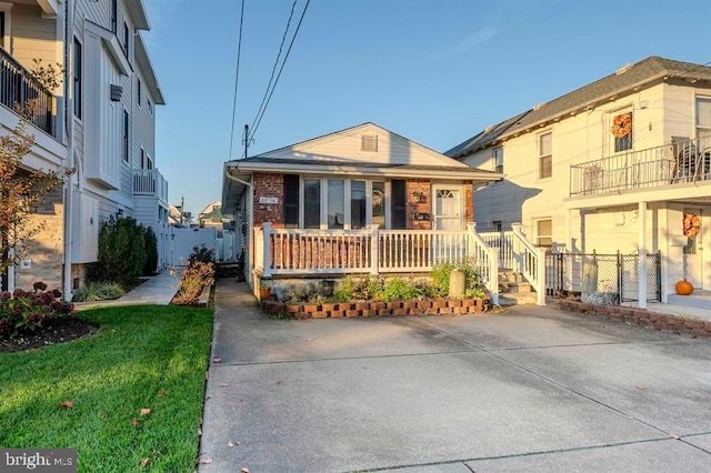 view of front of property featuring a front yard and a balcony