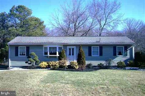 ranch-style home with a front lawn