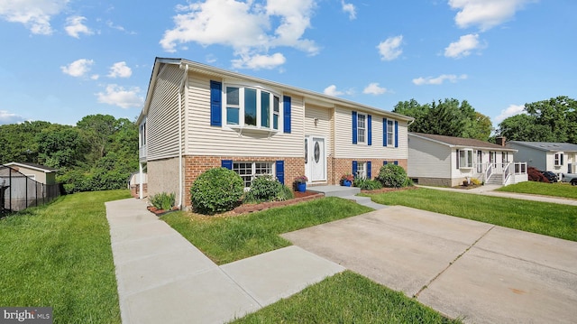 view of front of home featuring brick siding and a front yard