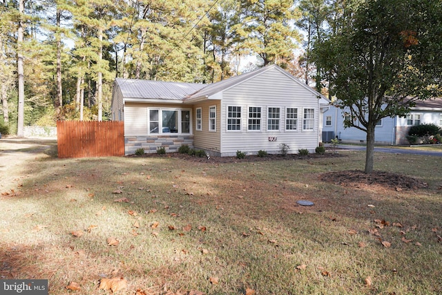 ranch-style house featuring a front yard