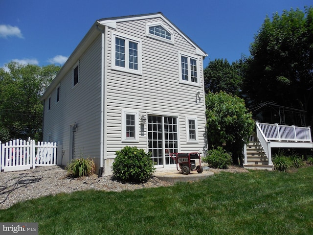 back of house featuring a yard