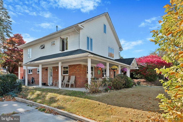 view of front facade featuring a front lawn and covered porch