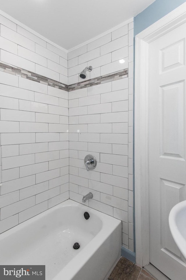 bathroom featuring tiled shower / bath