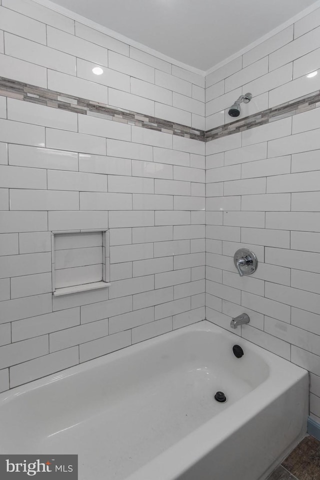 bathroom featuring tiled shower / bath