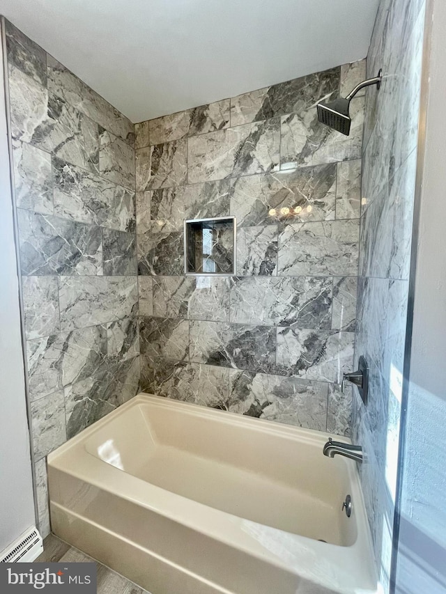 bathroom featuring tiled shower / bath