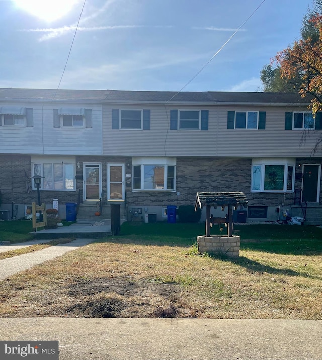 view of property featuring a front lawn