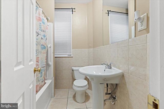 3631 Frankford Ave, Philadelphia, PA 19134 - full bath featuring toilet, a sink, shower / bath combo with shower curtain, tile walls, and tile patterned flooring
