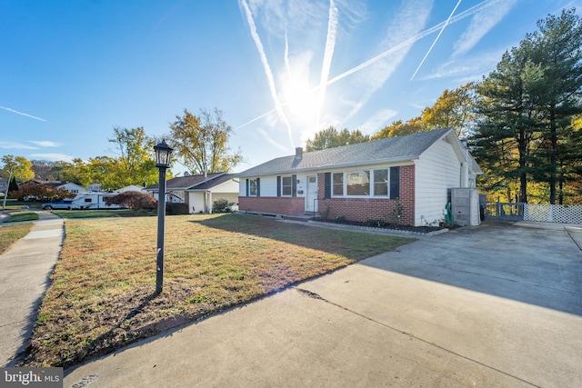 ranch-style house featuring a front lawn