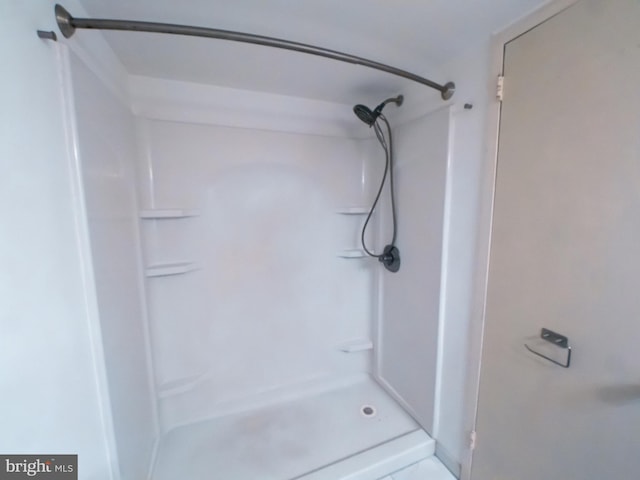 bathroom featuring a shower