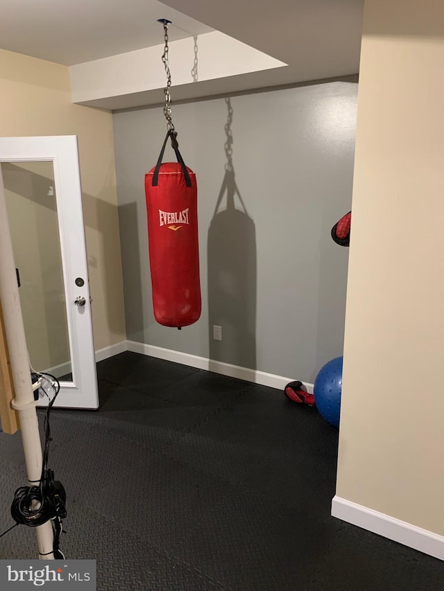 workout room with carpet