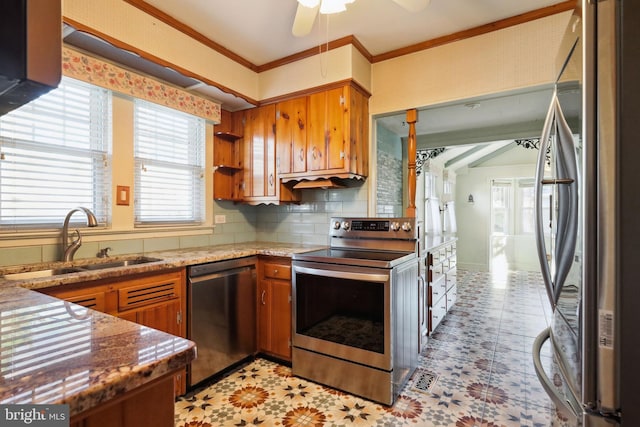 kitchen with stainless steel appliances, sink, ceiling fan, crown molding, and backsplash