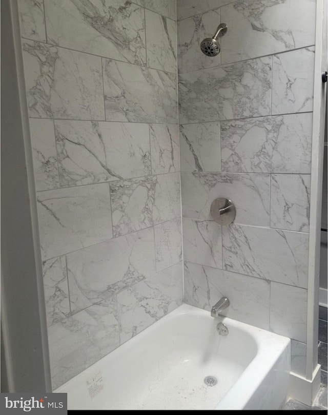 bathroom featuring tiled shower / bath