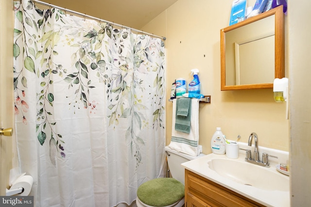 full bath featuring vanity, curtained shower, and toilet