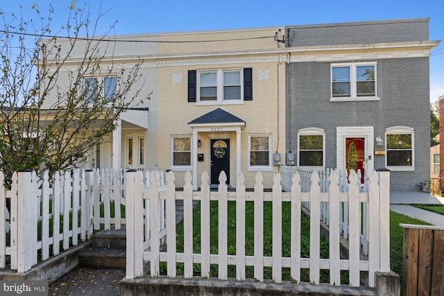 view of front of house featuring a front yard