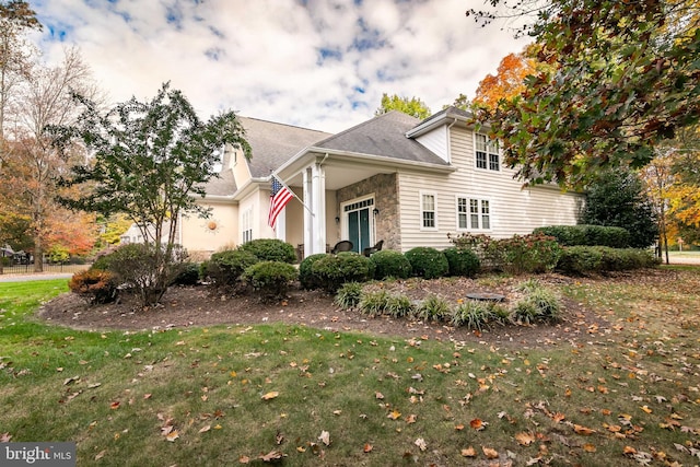 view of front of property featuring a front yard