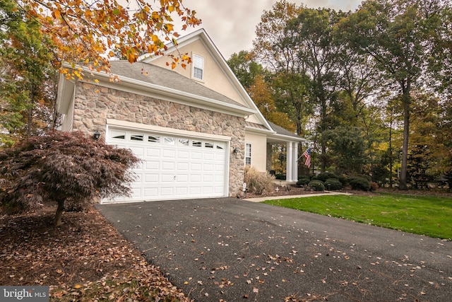 view of front of property featuring a front yard