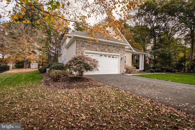 view of front of home featuring a front lawn and a garage