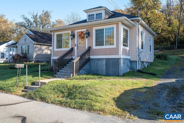 view of front of home featuring a front lawn