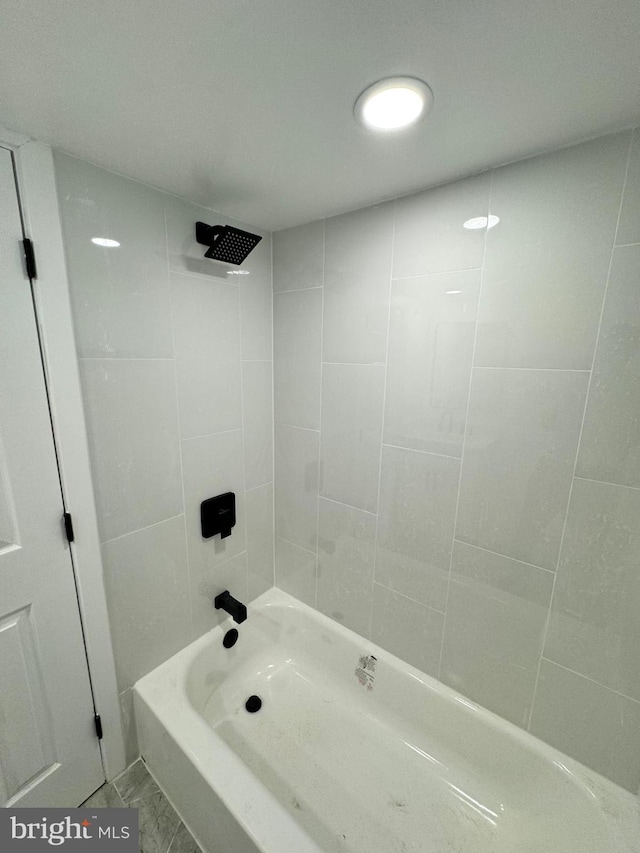 bathroom with tiled shower / bath combo