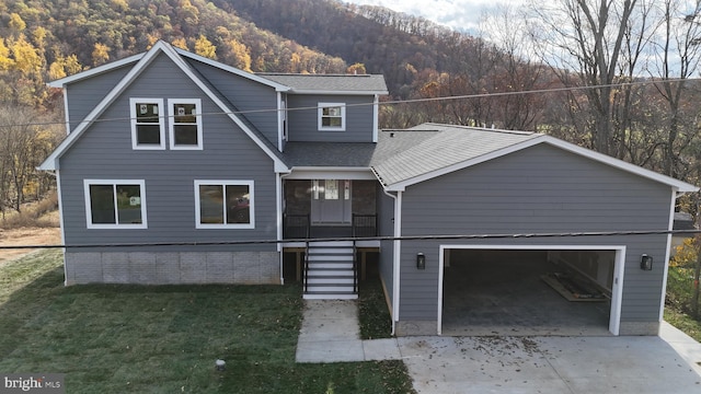 view of front of house featuring a front lawn